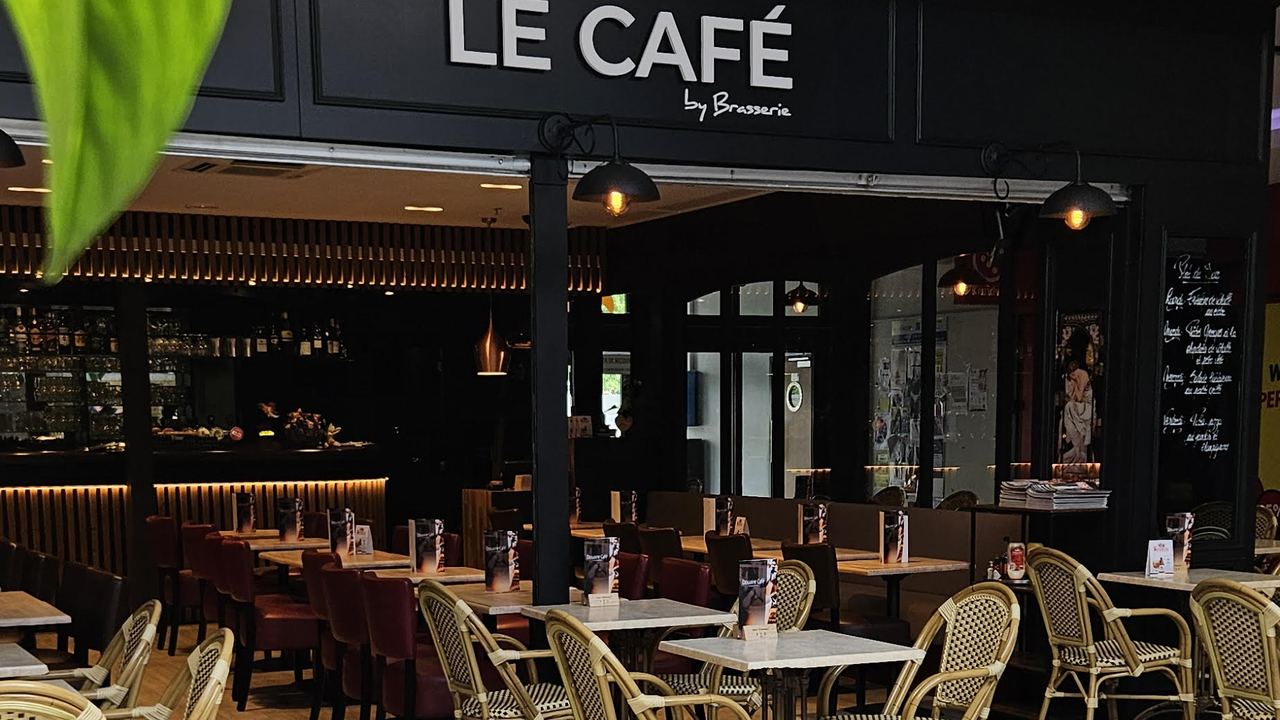 Façade du Douaire Café : enseigne « Le Café by Brasserie » et terrasse