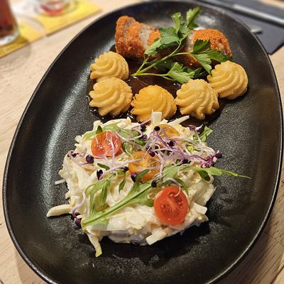 Croquettes de crevettes grises, salade fraîche et tomate