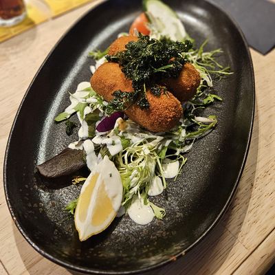 Croquettes de fromage, mesclun et quartier de citron