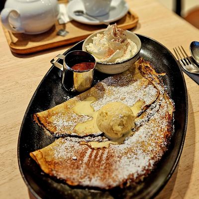 Dessert chaud servi à la poêle, avec son coulis et sa glace