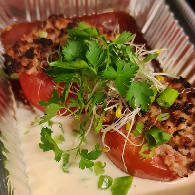 Grillade, tomates fraîches et jeunes pousses