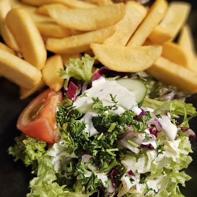 Salade mêlée, frites maison et tomate garnie