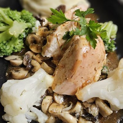 Suprême de volaille aux champignons, chou-fleur et brocoli
