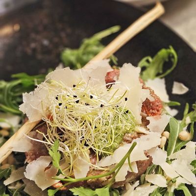 Carpaccio de bœuf, roquette et copeaux de parmesan