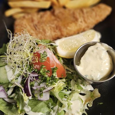 Filet de poisson pané, salade croquante et sauce tartare