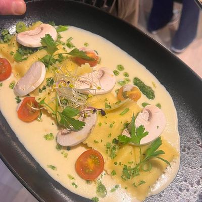 Ravioles maison, sauce crémeuse aux champignons et tomates cerises